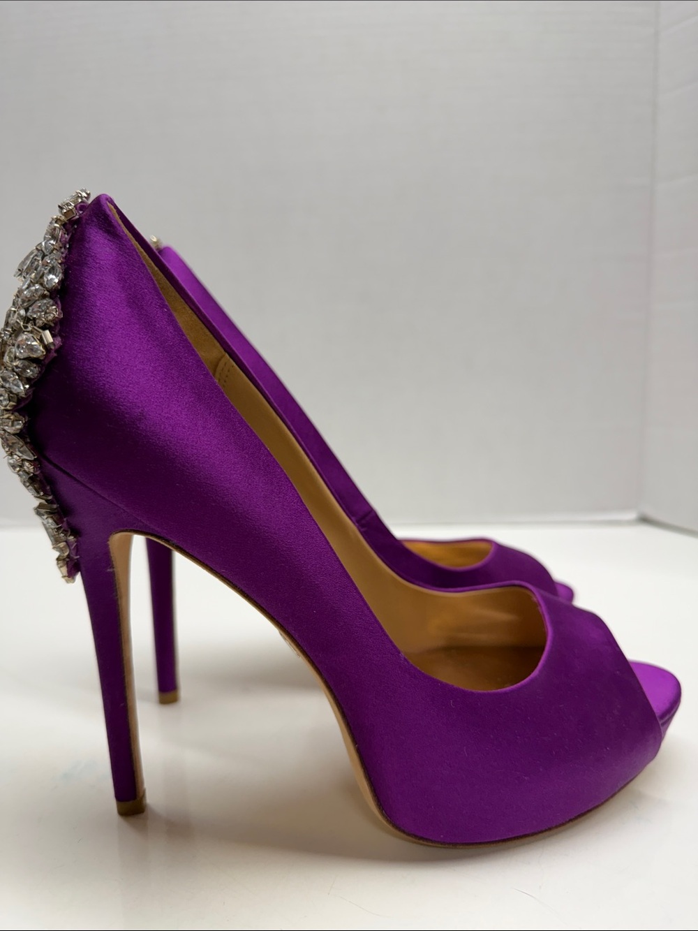 Badgley Mischka Kiara High Heels Pumps Shoes Jeweled Diamond Satin Purple Size 8 - Picture 4 of 11